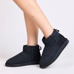 Aritzia  TNA x Emu Stinger micro black ankle booties - ladies size 7